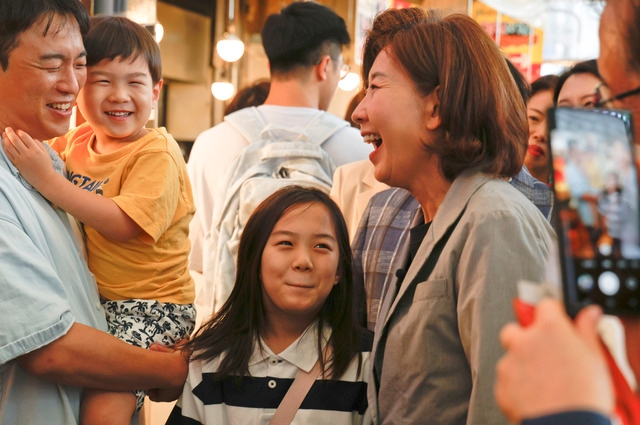 나경원 국민의힘 당 대표 후보가 30일 서울 종로구 광장시장에서 시민들과 소통하고 있다. 고우리 인턴기자