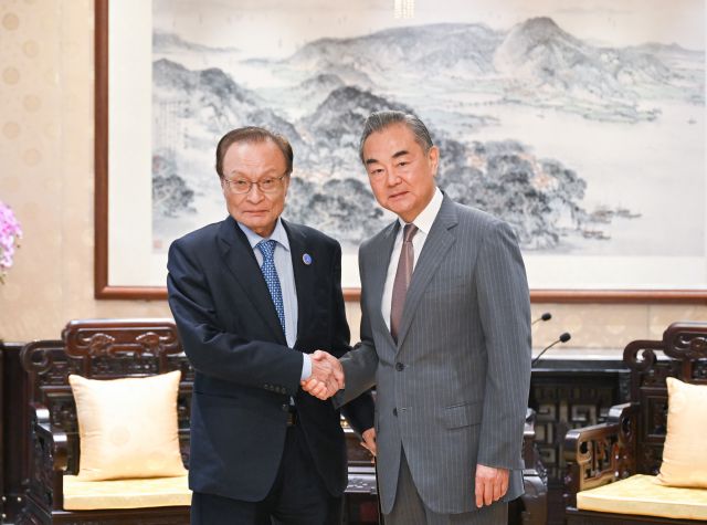 이해찬 전 국무총리와 왕이 중국 외교부장이 29일 베이징에서 만났다. 신화연합뉴스