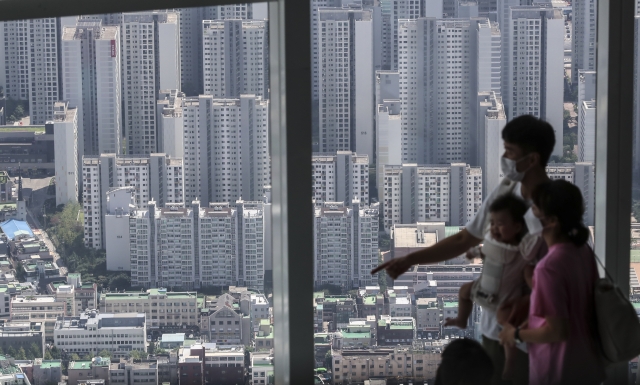 서울 송파구 롯데월드타워 전망대에서 빽빽한 아파트 단지가 내려다 보이는 모습. 뉴시스