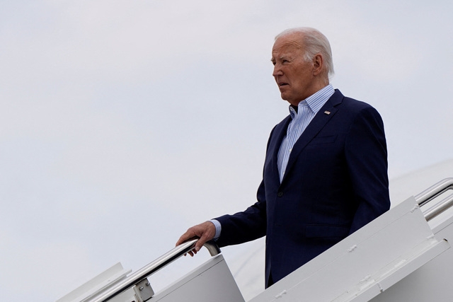 조 바이든 미국 대통령이 6월 29일 미국 뉴욕 라과디아 국제공항에서 에어포스원에 탑승하고 있다. 로이터연합뉴스