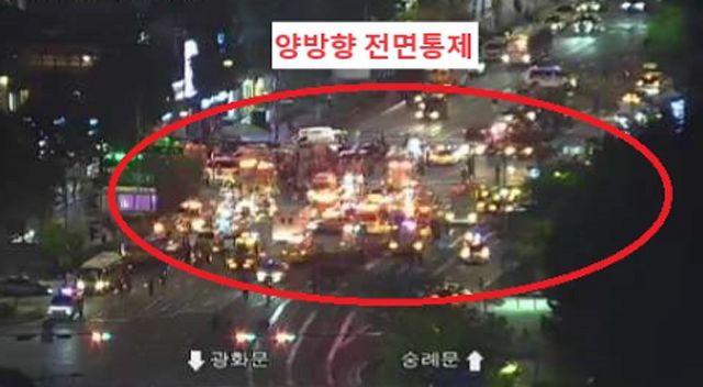 1일 오후 9시27분쯤 서울 시청역 인근 교차로에서 차량이 인도로 돌진하는 사고가 발생, 현장 일대 도로가 전면 통제되고 있다. 서울교통정보포털 캡처