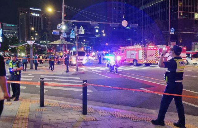 1일 밤 대형 교통사고가 발생한 서울 시청역 인근 교차로에서 경찰이 현장을 통제하고 있다. 연합뉴스(독자제공)