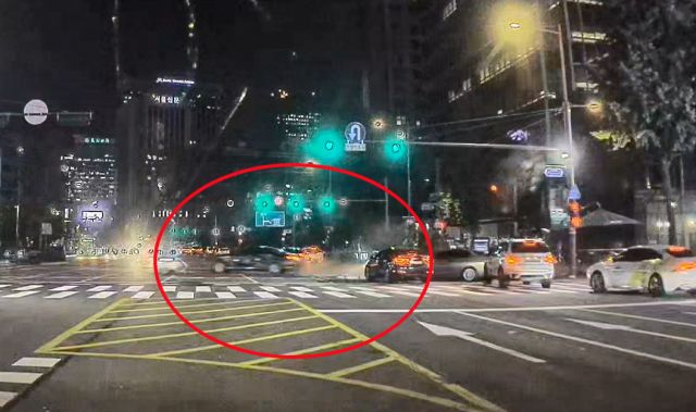 1일 밤 대형 교통사고가 발생한 서울 시청역 인근 교차로에서 대기 중이던 차량 블랙박스에 기록된 사고 상황. 연합뉴스(독자제공)