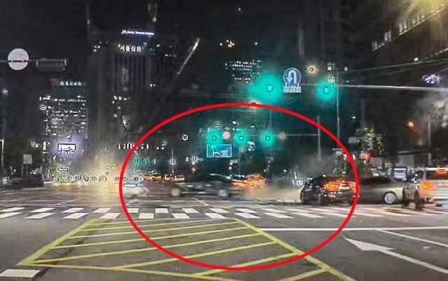 <b>시청</b> 사고 목격자들 “급발진 아니다…사람 친 뒤 멈춰”