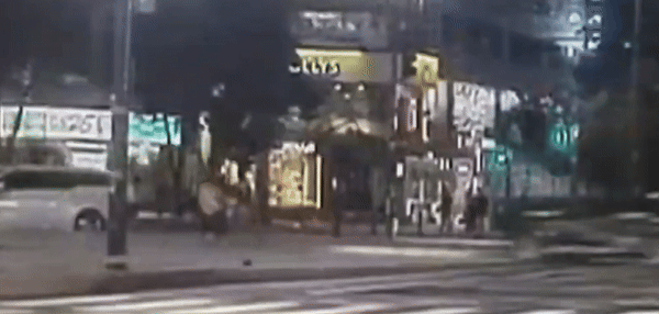 1일 밤 대형 교통사고가 발생한 서울 시청역 인근 교차로에서 대기 중이던 차량 블랙박스에 기록된 사고 상황. 연합뉴스TV 보도화면 캡처