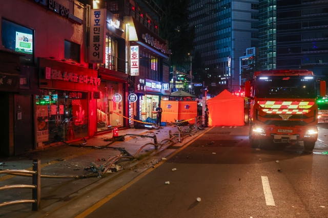 2일 오전 전날 대형 교통사고가 발생한 서울 시청역 인근 교차로 인도에 사고 여파로  파편이 흩어져 있다. 연합뉴스