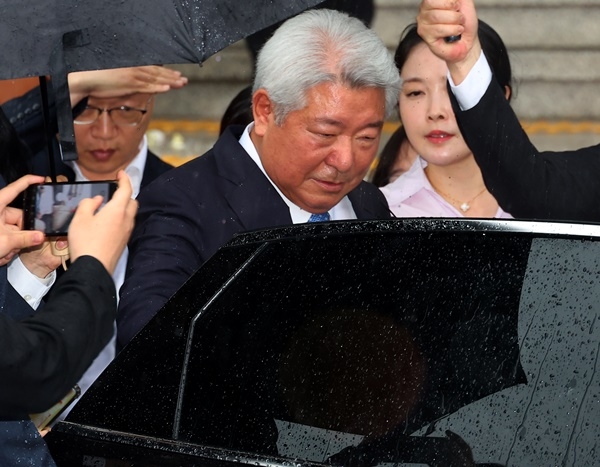 김홍일 방송통신위원장이 2일 퇴임식을 마친 뒤 정부과천청사 내 방통위를 떠나고 있다. 연합뉴스