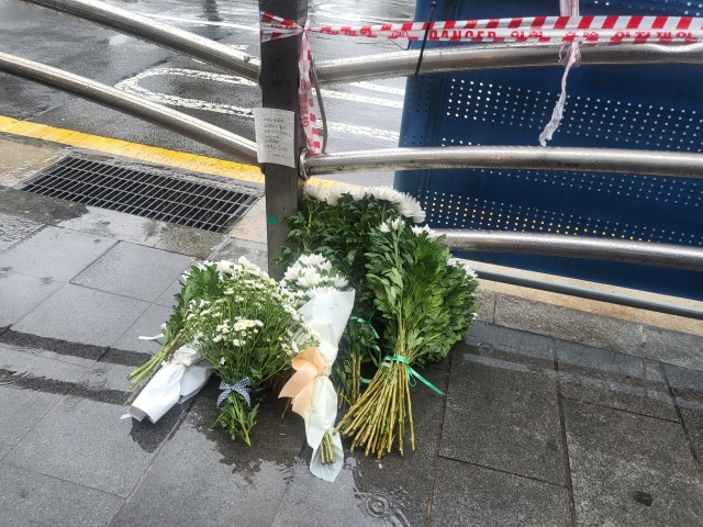 서울 시청역 7번출구 앞에 지난 1일 교통사고 희생자들을 추모하는 꽃이 놓여져 있다. 윤예솔 기자