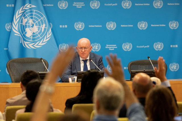 바실리 네벤자 주유엔 러시아 대사가 1일(현지시간) 미국 뉴욕 유엔본부에서 열린 기자회견에서 기자들 질문을 받고 있다. 로이터연합뉴스 