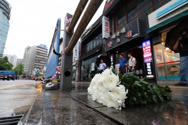 2일 오전 지난밤 대형 교통사고가 발생한 서울 중구 시청역 7번 출구 인근 사고 현장에 국화꽃이 놓여 있다. 연합뉴스