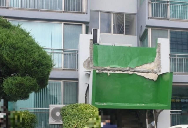 공동현관이 붕괴된 용인 수지의 한 아파트. 온라인 커뮤니티 '보배드림' 캡처