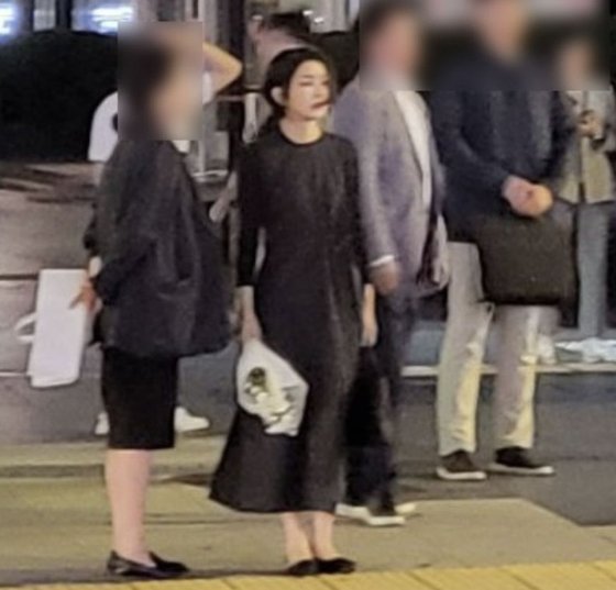 3일 저녁 서울 시청역 역주행 사고 현장에 방문한 김건희 여사. 온라인 커뮤니티 캡처