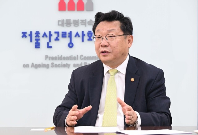 주형환 저출산고령사회위원회 부위원장이 지난 1일 서울 종로구 정부서울청사에서 국민일보와 인터뷰를 하고 있다. 권현구 기자 