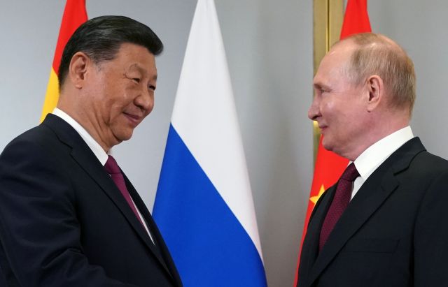 시진핑 중국 국가주석과 블라디미르 푸틴 러시아 대통령이 3일(현지시간) 상하이협력기구(SCO) 정상회의 개최지인 카자흐스탄 수도 아스타나에서 만나 미소를 짓고 있다. EPA연합뉴스