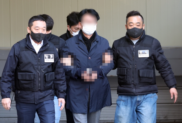 이재명 더불어민주당 대표를 흉기로 찌른 혐의로 검거된 김모(67)씨가 구속전피의자심문(영장실질심사)를 받기 위해 지난 1월 오후 부산 연제경찰서를 나서 호송차량으로 이동하고 있다. 뉴시스 