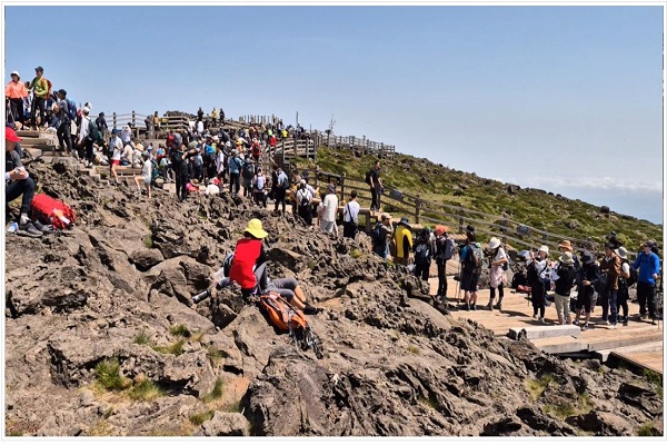 한라산을 등반한 등산객들이 정상 표지석 앞에서 사진을 찍기 위해 길게 줄 선 모습. 한라산국립공원관리소 누리집 캡처