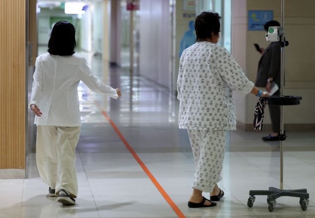 지난달 14일 서울의 한 병원에서 의료진과 환자들이 이동하고 있다. 뉴시스
