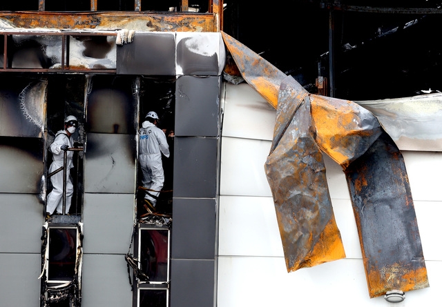 대규모 사망자가 발생한 경기 화성시의 리튬전지 제조 업체인 아리셀 공장 화재 이틀날인 지난달 25일 오전 화재 현장에서 국과수 합동 감식이 시작되고 있다. 최현규 기자