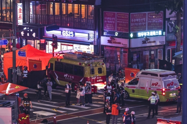 1일 오후 서울 중구 시청역 교차로에서 차량이 인도로 돌진하는 대형 교통사고가 발생해 출동한 119구급대와 경찰 등이 사고 현장을 수습하고 있다. 뉴시스