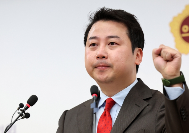In March, Jang Yechan, former chief youth member of the People Power Party, held a press conference at the Busan Metropolitan Council in Yeonje-gu, Busan, announcing his intention to run as an independent in the 22nd National Assembly election. Yonhap