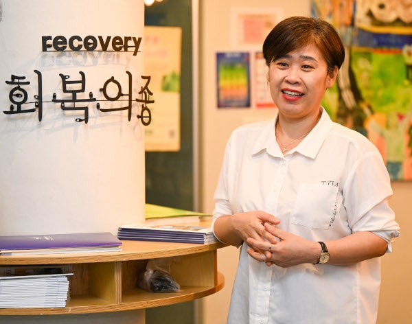 김옥란 ㈔푸른고래 리커버리센터장이 지난 4일 서울 성북구 센터 사무실에서 활동 내용을 소개하고 있다. 신석현 포토그래퍼