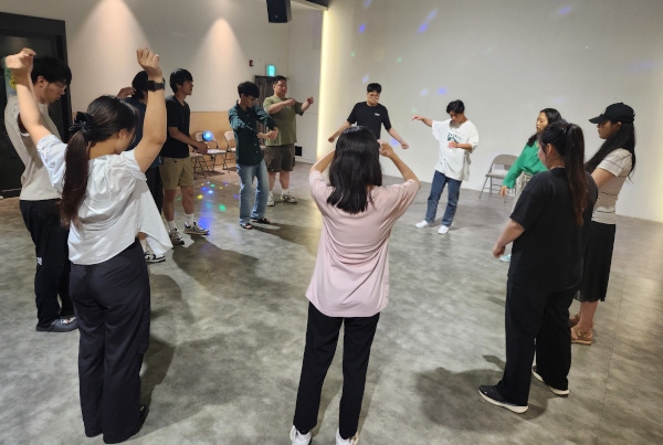 지난달 21일 서울 동대문구 동네극장에서 열린 워크숍에서 연극을 선보이는 청년들. ㈔푸른고래 리커버리센터 제공