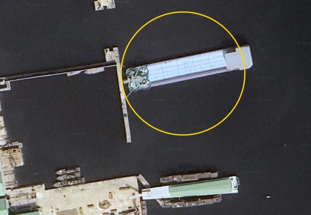 지난 3월 27일 강원도 원산 선박 정박장에 80m 길이의 호화 유람선이 계류돼 있다. 해당 유람선은 물 미끄럼틀과 국제 규격의 수영장을 갖추고 있다. 구글어스 캡처