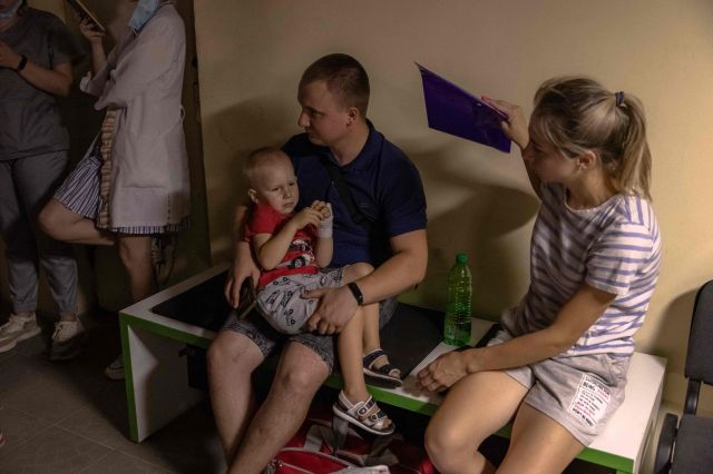 8일(현지시간) 우크라이나의 한 가족이 러시아군의 공습을 피해 오흐마트디트 어린이 병원 지하로 대피해 경보를 듣고 있다. AFP연합뉴스