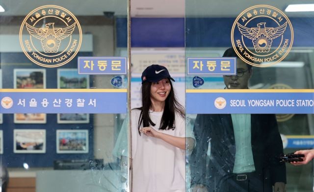 “코미디 같은 일”…웃으며 <b>경찰</b>서 나선 <b>민희진</b>