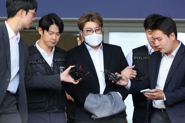 ‘음주 뺑소니’ <b>김호중</b> 첫 <b>재판</b>…다리 절뚝 거리며 출석