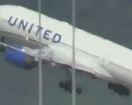 미국 캘리포니아주 로스앤젤레스 공항에서 8일(현지시간) 이륙한 유나이티드항공의 보잉 여객기에서 랜딩기어의 바퀴가 떨어지는 사고가 발생했다. 유튜브 캡처