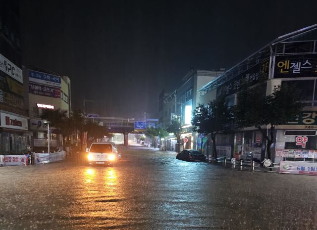 10일 기습 폭우로 침수된 충북 영동군 영동읍의 한 사거리. 뉴시스