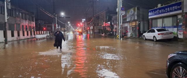 10일 전북 군산시 일대에 100㎜가 넘는 폭우가 쏟아지면서 중앙로 일대 도로가 물에 잠겨 있다. 군산시 제공 