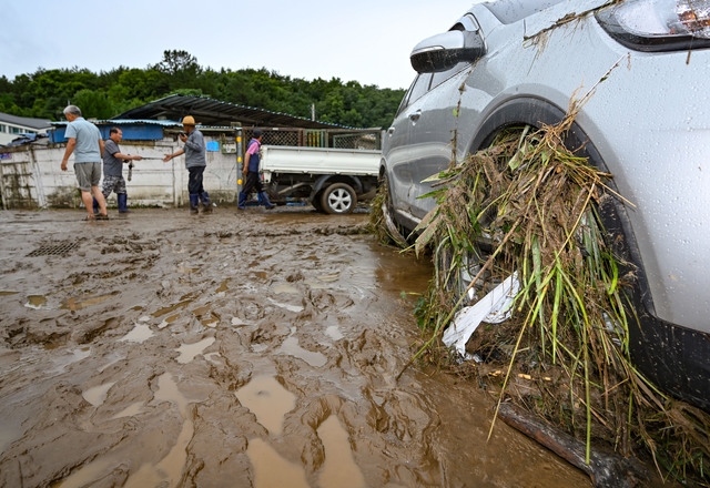 중부와 남부지방에 밤사이 폭우가 내린 10일 대전 서구 정뱅이마을에서 주민들이 홍수 피해당한 마을을 살펴보고 있다. 대전=윤웅 기자