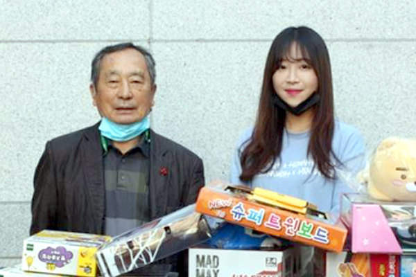 유명 유튜버 쯔양이(오른쪽) 2020년 10월 서울 관악구 상록보육원을 방문해 물품을 후원했다. 상록보육원 제공