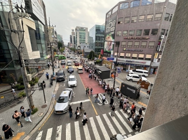 서울 지하철 2호선 성수역 출구에 몰려있는 퇴근길 인파. 온라인 커뮤니티 '뽐뿌' 캡처