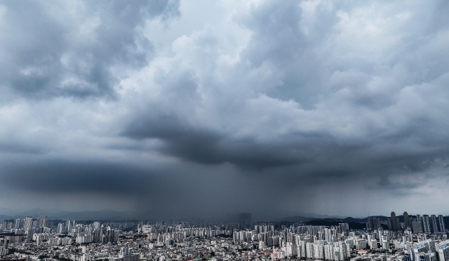 11일 대구 도심에 국지성 호우가 쏟아지고 있다. 연합뉴스