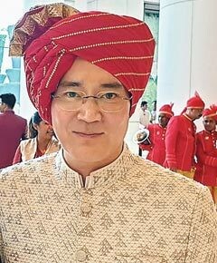 2019년 암바니 회장 장남 결혼식에 인도 전통 의상을 입고 참석한 이재용 삼성전자 회장. 신봉길 전 주인도대사 페이스북 캡처