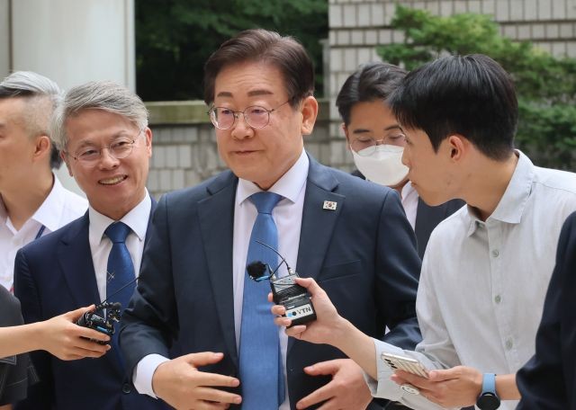 <b>이재명</b> ‘<b>대북송금</b> 재판’ 수원서 받는다… “<b>병합</b> 불허”