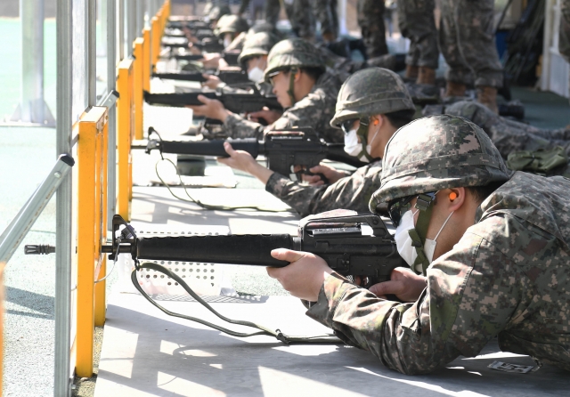 코로나19로 중단됐던 예비군 훈련이 4년 만에 정상화된 2023년 3월 6일 광주 북구 예비군훈련장에서 예비군들이 실사격 훈련을 하고 있다. 뉴시스