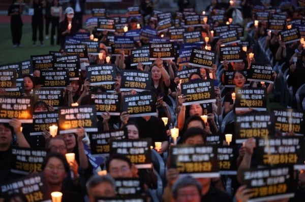 The image of a candlelight culture festival held on the 49th memorial day of the late teacher at So Eui-chu Elementary School in September last year. Yonhap News