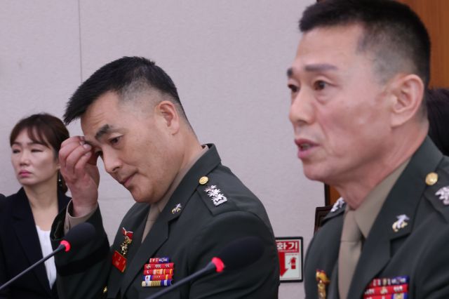 Im Sung-geun, former commander of the 1st Marine Division (right), answering questions from committee members at the National Assembly's Legislative Judiciary Committee hearing on the special investigation bill on the Cha Sun-byoung case last month. On the left is former Marine Corps investigation division chief Park Jung-hoon. Yonhap