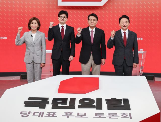  19일 서울 양천구 SBS 스튜디오에서 열린 국민의힘 제6차 전당대회 당대표 후보 방송토론회에 나선 나경원(왼쪽부터), 한동훈, 윤상현, 원희룡 후보가 기념 촬영하고 있다. 연합뉴스