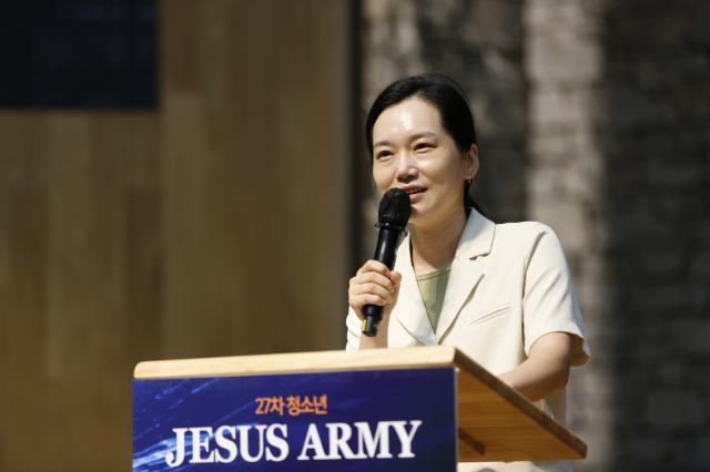 신지아 리빌더처치 전도사가 23일 청소년지저스아미가 열린 광림수도원 대성전에서 간증하는 모습. 에스더기도운동 제공