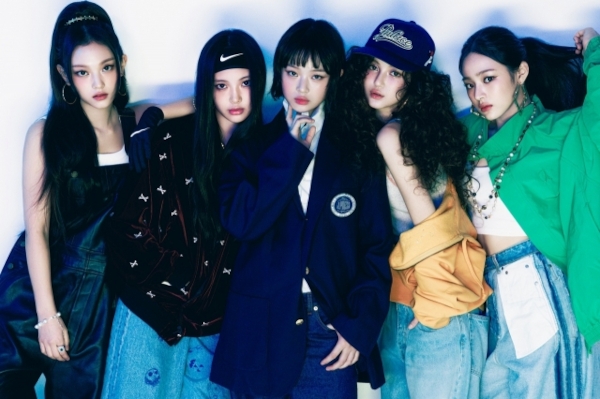 아이돌 그룹 뉴진스가 2000년대 초반 유행한 Y2K 패션 스타일링을 보여주고 있다. 어도어 제공