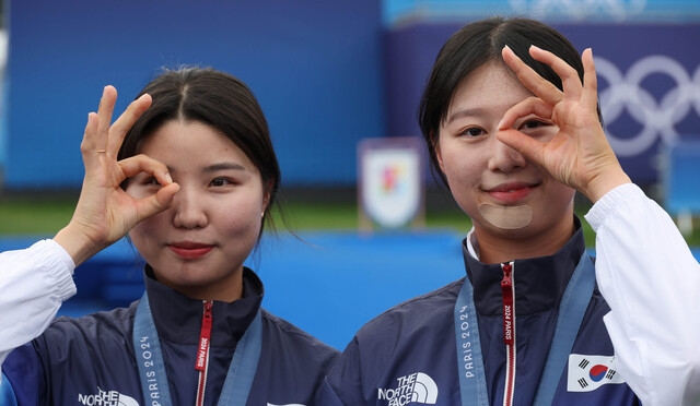 임시현(오른쪽)과 남수현이 3일(현지시간) 프랑스 파리 앵발리드에서 열린 2024 파리올림픽 양궁 여자 개인전 시상식에서 나란히 금·은메달을 차지한 뒤 기념 촬영하고 있다. 파리=윤웅 기자