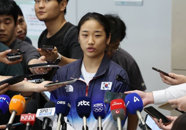 <b>안세영</b> “<b>선수</b>들께 죄송…<b>올림픽</b> 끝나고 말씀 드릴 것”
