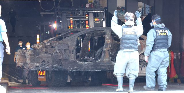 Police moving an electric vehicle that caught fire at an underground parking lot in Cheongna-dong, Seo-gu, Incheon on the afternoon of the 5th after completing a joint inspection at the scene of the fire. Yonhap News
