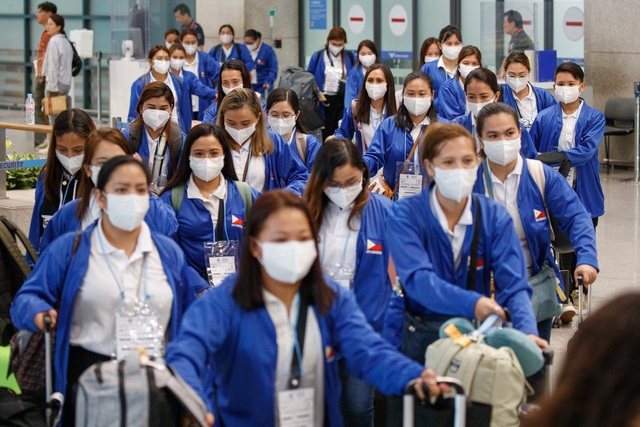 외국인 가사관리사 시범사업에 참여할 필리핀 노동자들이 지난 6일 인천국제공항을 통해 입국하고 있다. 공항사진기자단