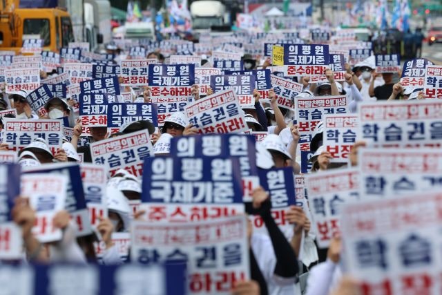 “공부 의지 상실”… <b>의대생</b> ‘등록금 거부’ <b>집회</b>